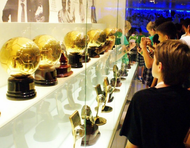 Viendo los balones de oro.jpg